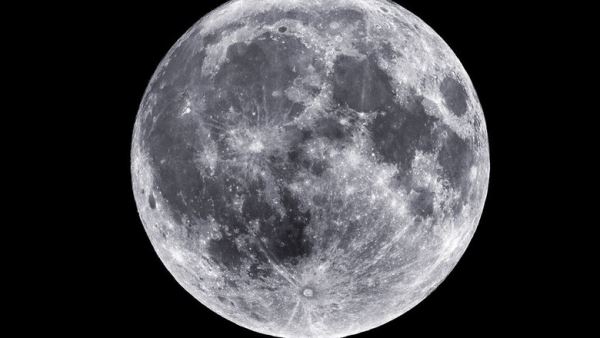Исследование: удары астероидов сместили полюса Луны на 300 км