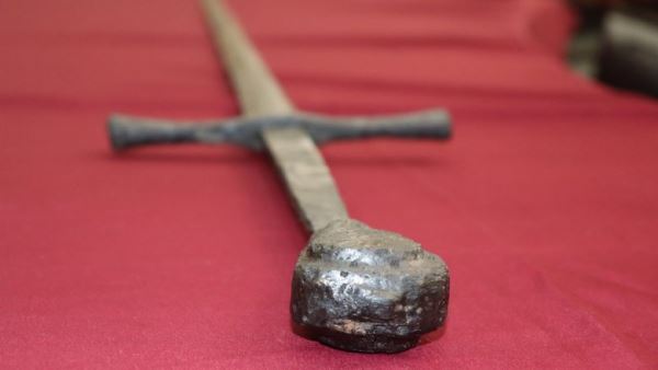 Спасатель из Беларуси нашел в Западной Двине 600-летний рыцарский меч